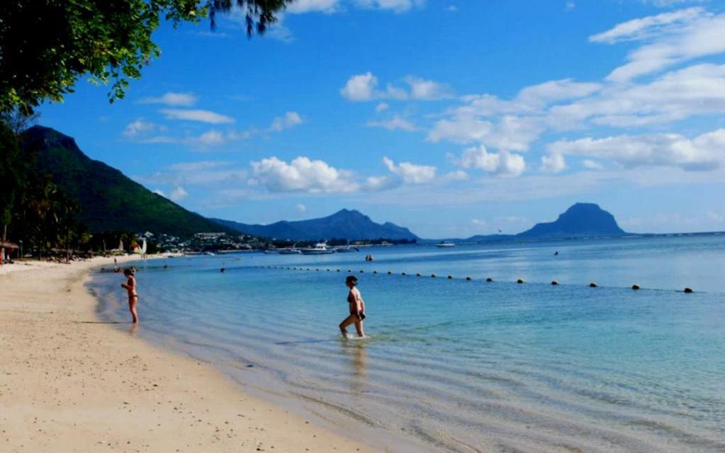 Beachfront Apartment Flic en Flac Luaran gambar